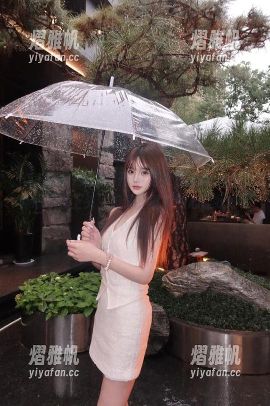 免费打开51吃瓜黑料网大门，真心不想上头，但渴望真相的心让我停不下来...