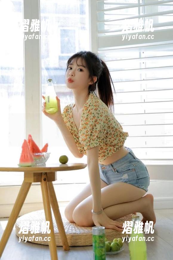 hlw在线：今天这瓜也太咸了吧，咬一口就爆汁！