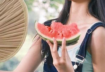 黑料正能量官网：一边捧心口，另一边却不可自拔地想看！