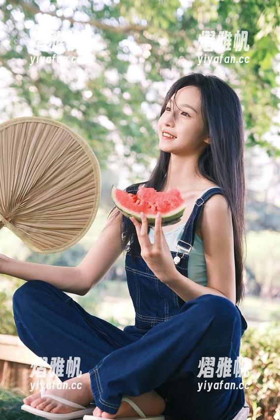 黑料正能量官网：一边捧心口，另一边却不可自拔地想看！
